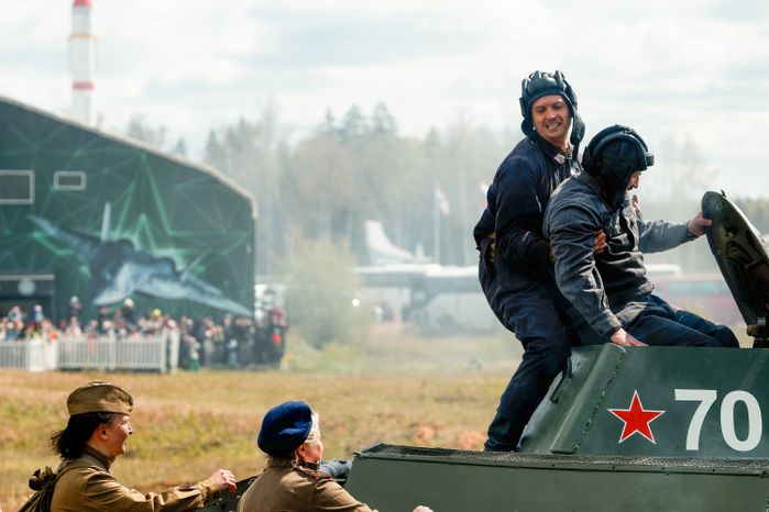 Военно-историческая реконструкция боя Великой Отечественной войны с техникой и авиацией в парке «Патриот» Одинцовского округа