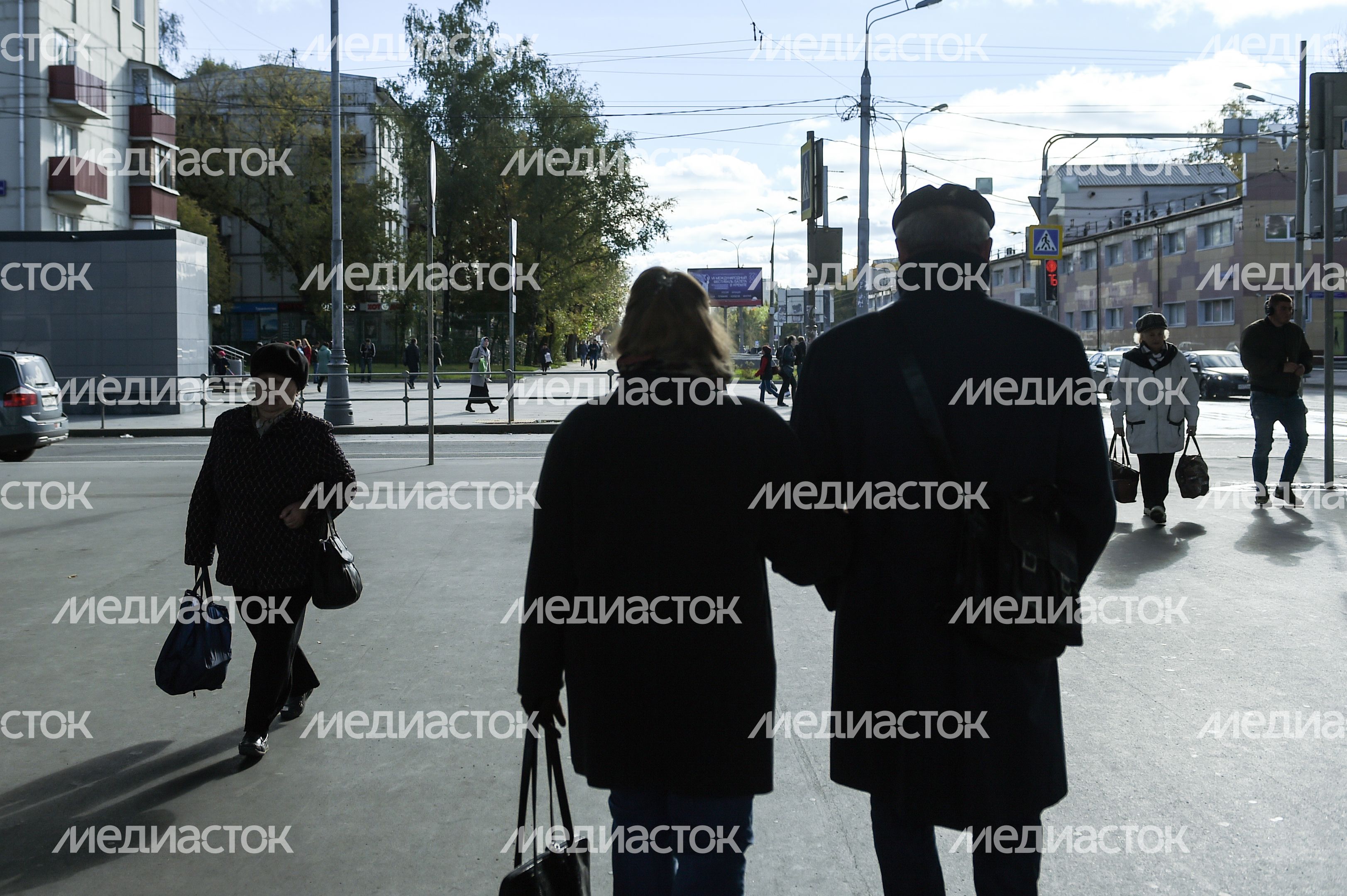 Пенсионеры на улицах Москвы