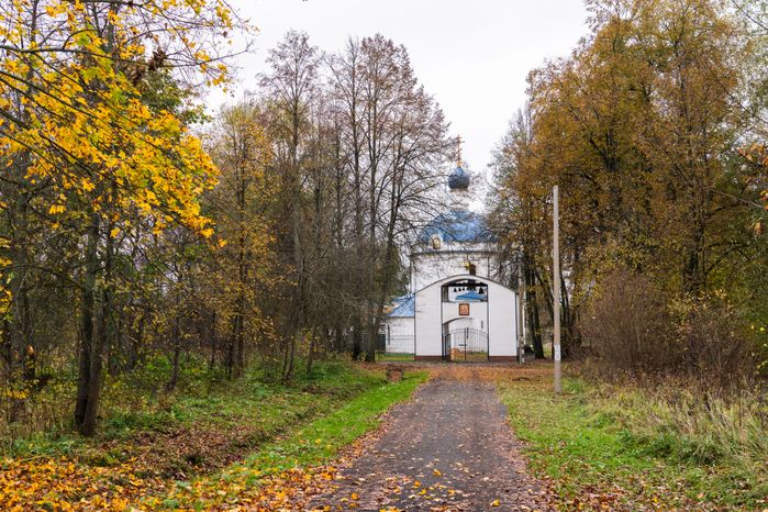 Церковь Воскресения Христова в деревне Ботово Волоколамского округа