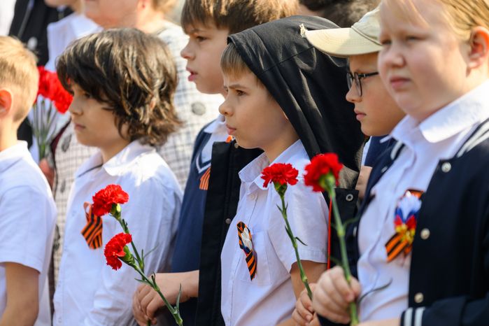 Школьники у мемориала Великой Отечественной войны в Яхроме в День Победы