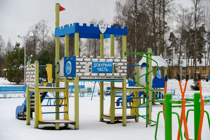 Детская площадка в городском парке культуры и отдыха Электрогорска Павлово-Посадского округа зимой