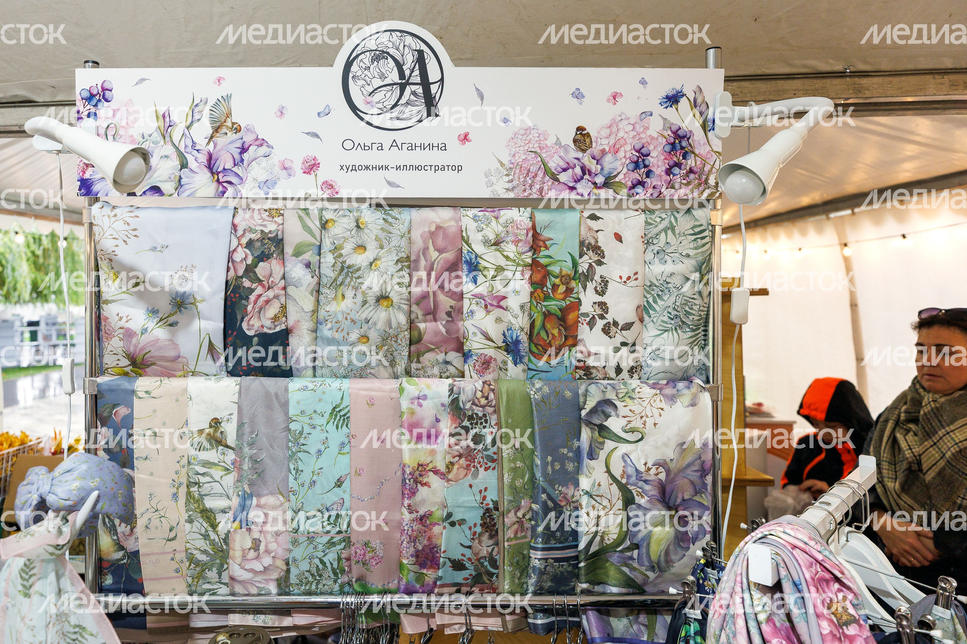 Изделия ручной работы местных мастеров на ярмарке подмосковных брендов «100% Подмосковье. Встречаем осень» Изделия ручной работы местных мастеров на ярмарке подмосковных брендов «100% Подмосковье. Встречаем осень»