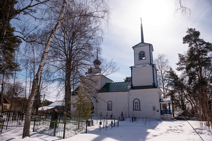 Зимние виды Храма Живоначальной Троицы в Истре