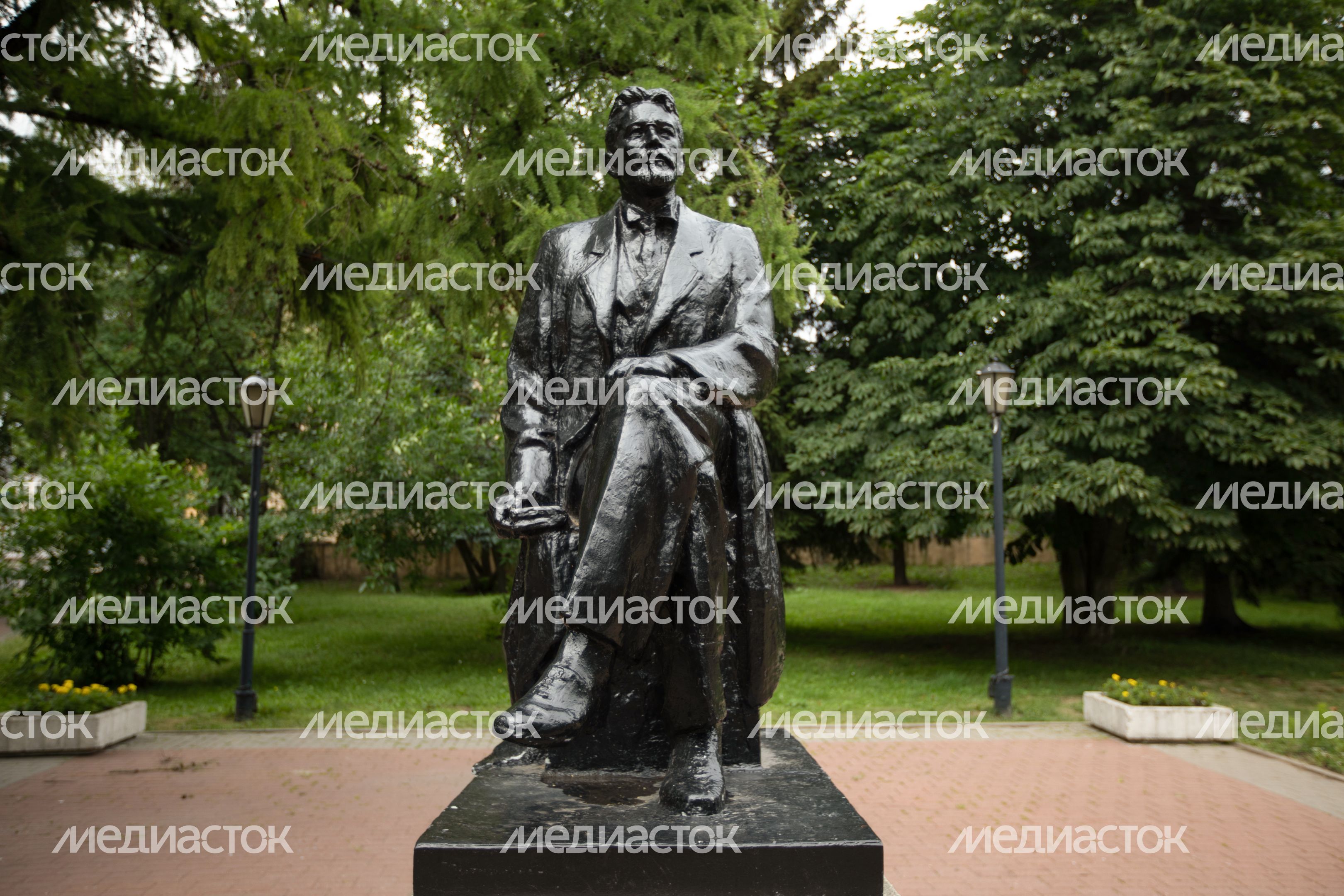 Чехов. Бульвар и памятник А.П. Чехову Чехов. Бульвар и памятник А.П. Чехову