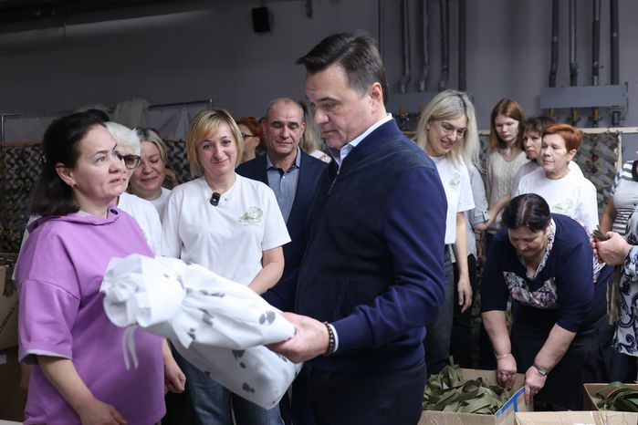 Андрей Воробьев посетил мастерскую волонтерского объединения «Zамаскируем СВОих»