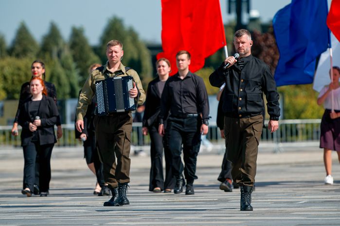 Выступление творческих коллективов на военно-музыкальном фестивале «Спасская башня» у Главного храма ВС РФ
