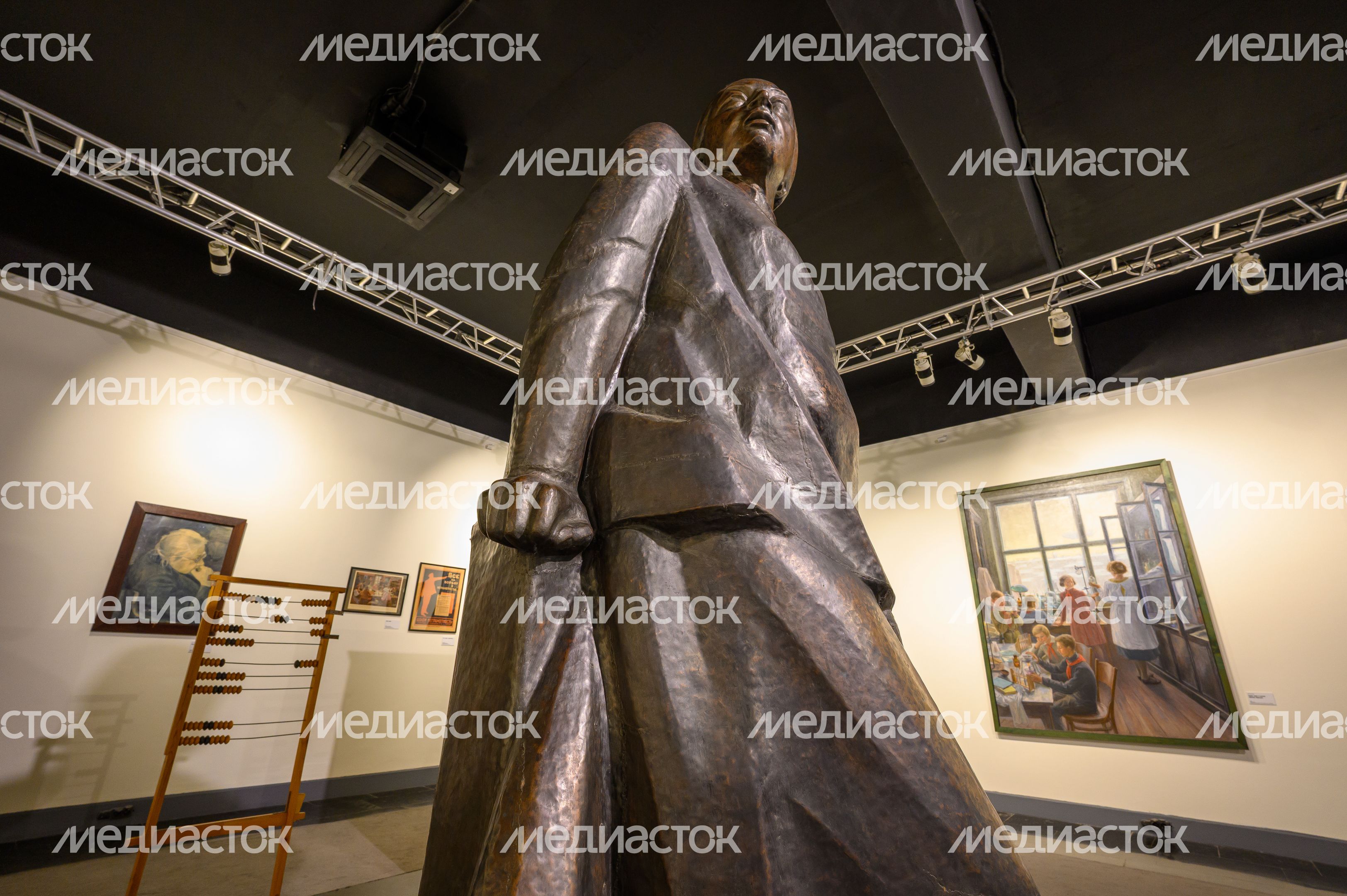 Скульптура Надежды Крупской на выставке «Новый человек» о советском образовании в музее-заповеднике «Горки Ленинские» Скульптура Надежды Крупской на выставке «Новый человек» о советском образовании в музее-заповеднике «Горки Ленинские»