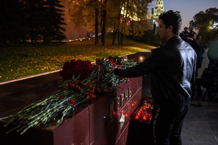 Возложение цветов к мемориалу города Керчь в Москве