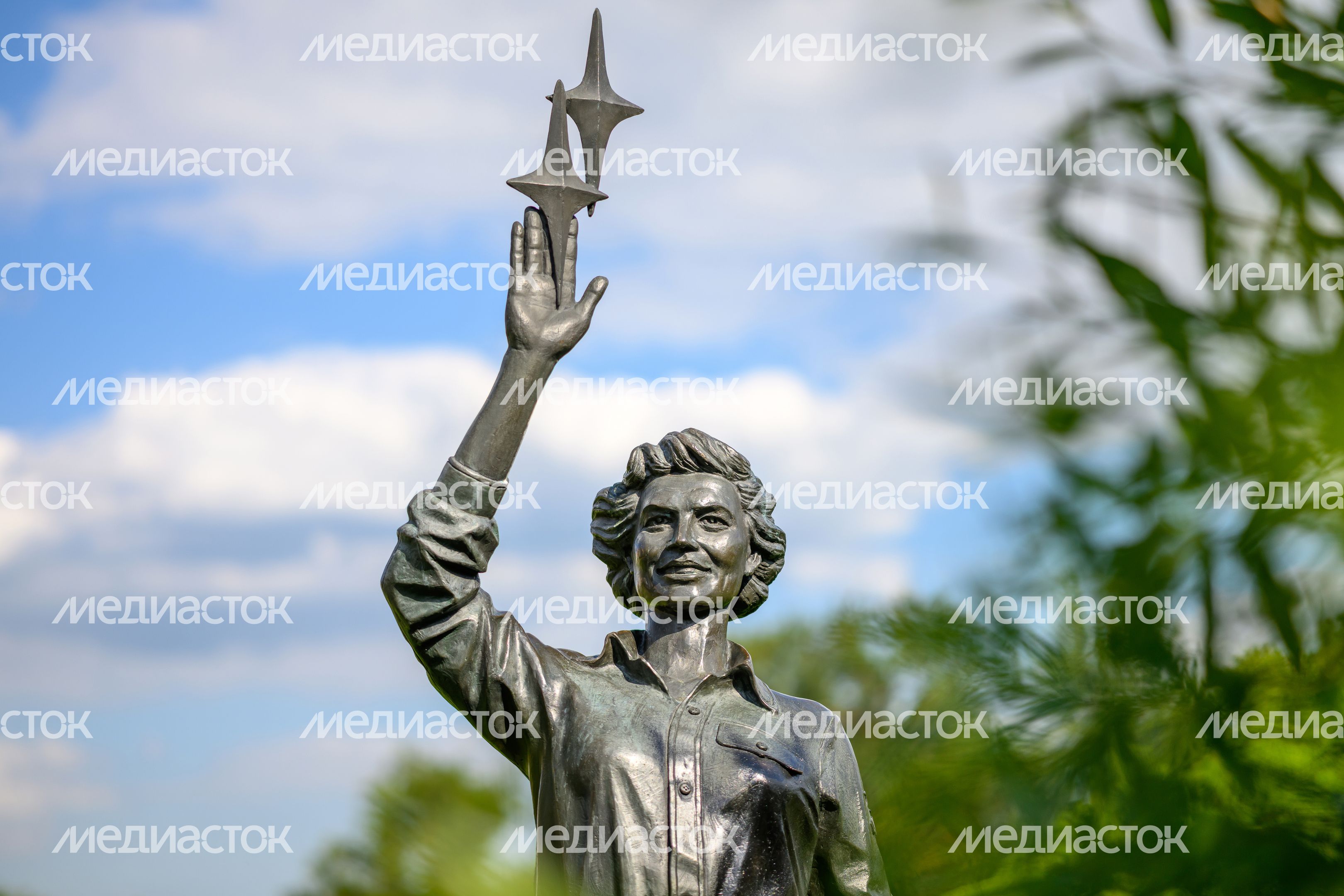 Памятники космонавтам в ЖК «Лукино-Варино» поселка Свердловский округа Лосино-Петровский Памятники космонавтам в ЖК «Лукино-Варино» поселка Свердловский округа Лосино-Петровский