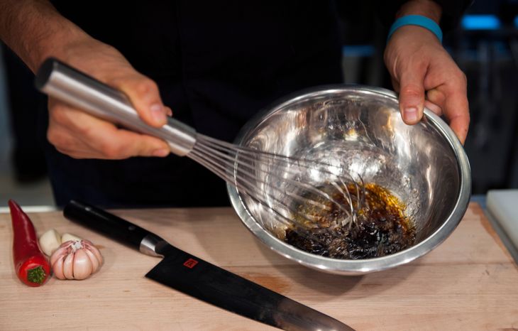 Приготовление салата с кальмарами и овощами на гриле