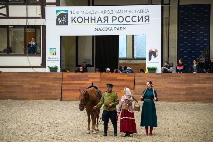 Казаки на костюмированном шоу на лошадях «Конная палитра» на Международной выставке «Конная Россия» в MAXIMA PARK
