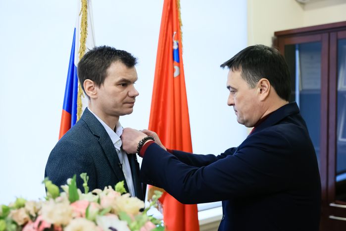 Вручение Губернатором Ордена Мужества добровольцу из Подольска
