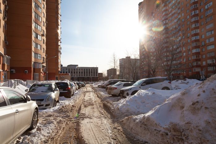 Зимние виды улиц города Дзержинский