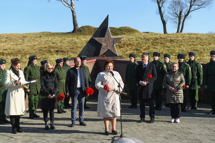 Открытие после реставрации воинского мемориала в деревне Ельня в Подмосковье