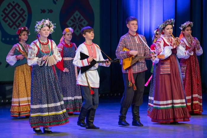 Танцы народов России на сцене ДК «Подмосковье» в Красногорске на фестивале ко Дню народного единства