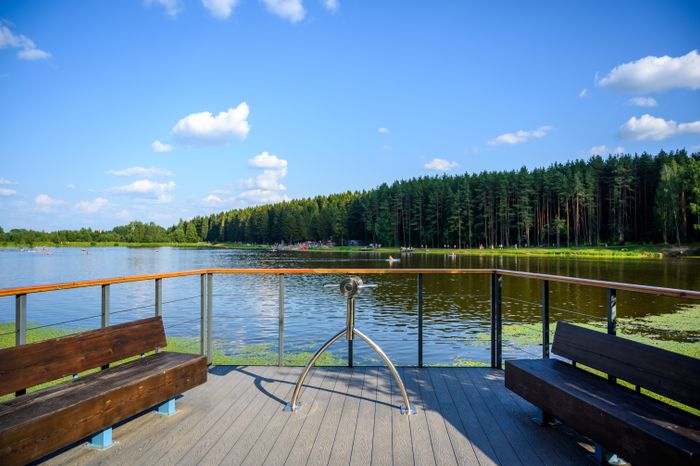 Набережная в лесопарке «Загорское море» летом в Сергиевом Посаде