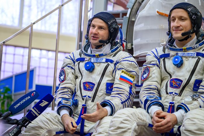 Космонавты основного экипажа МКС-74 Сергей Микаев и Сергей Кудь-Сверчков в Звездном городке