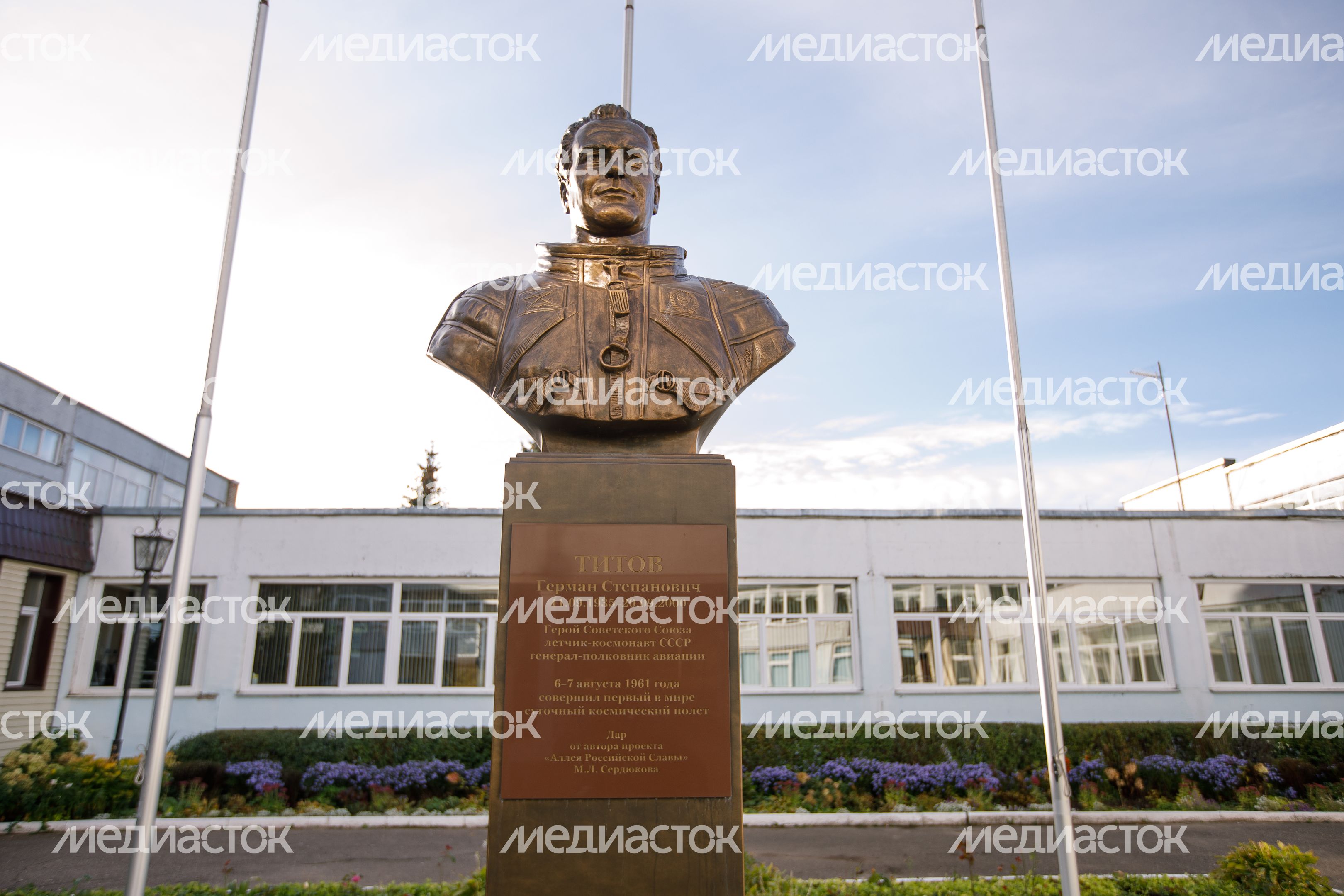 Краснознаменск. Бюст космонавта Германа Титова во дворе лицея № 1 Краснознаменск. Бюст космонавта Германа Титова во дворе лицея № 1