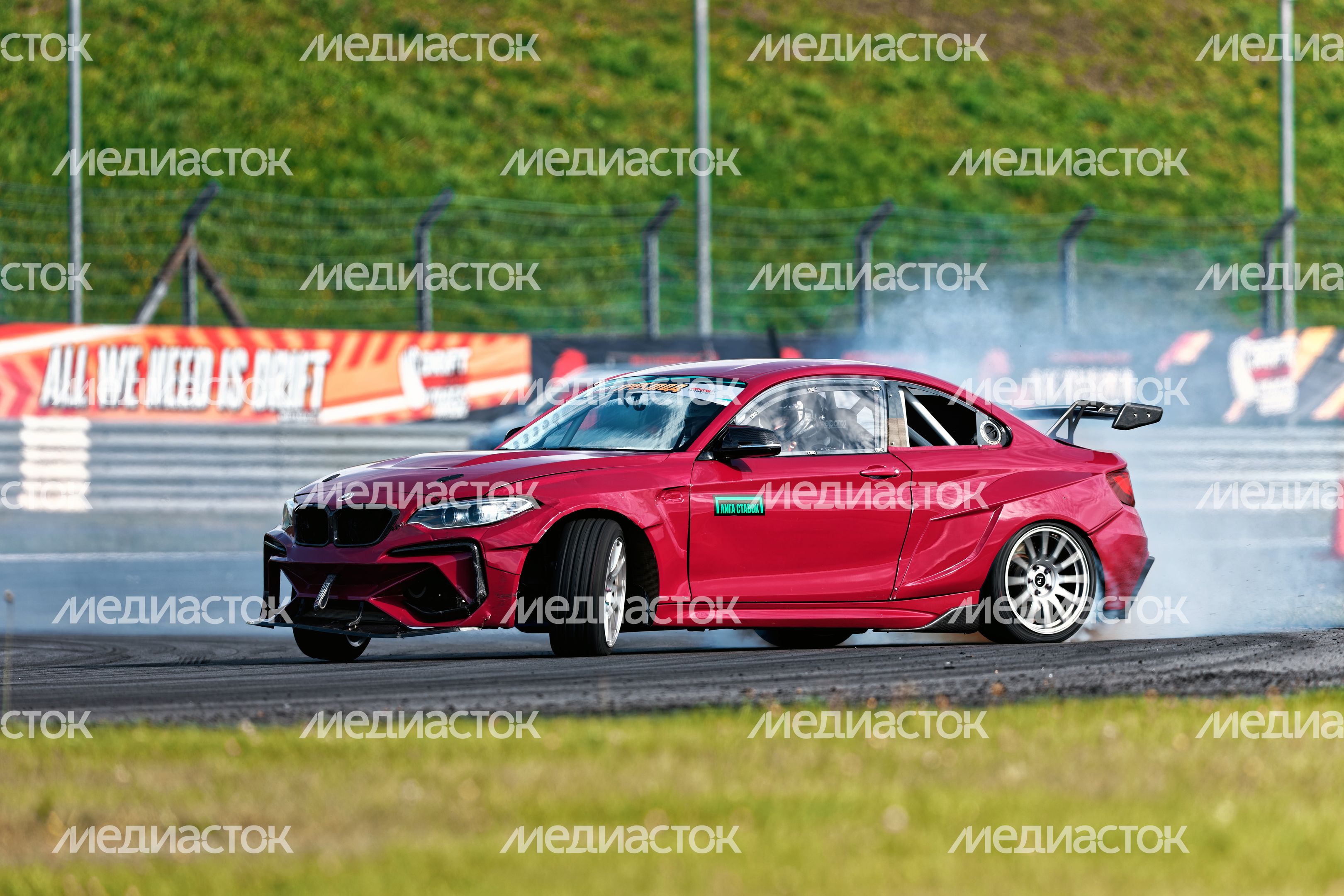 Дрифт-гонка автомобилей по автодрому Moscow Raceway на фестивале «Дрифт Экспо» в Волоколамске Дрифт-гонка автомобилей по автодрому Moscow Raceway на фестивале «Дрифт Экспо» в Волоколамске