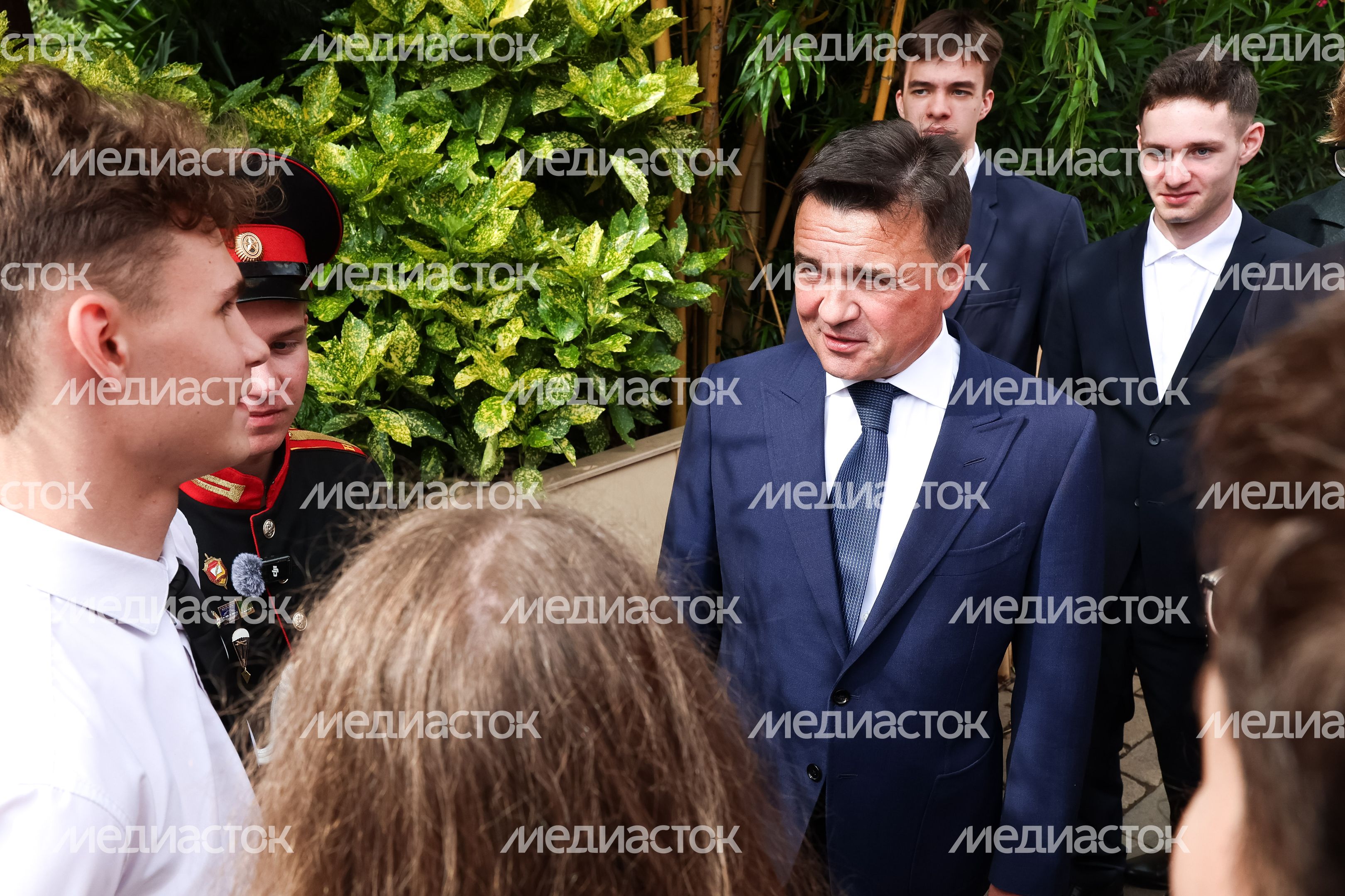 Андрей Воробьев с выпускниками подмосковных школ возложил венок и цветы в Александровском саду
