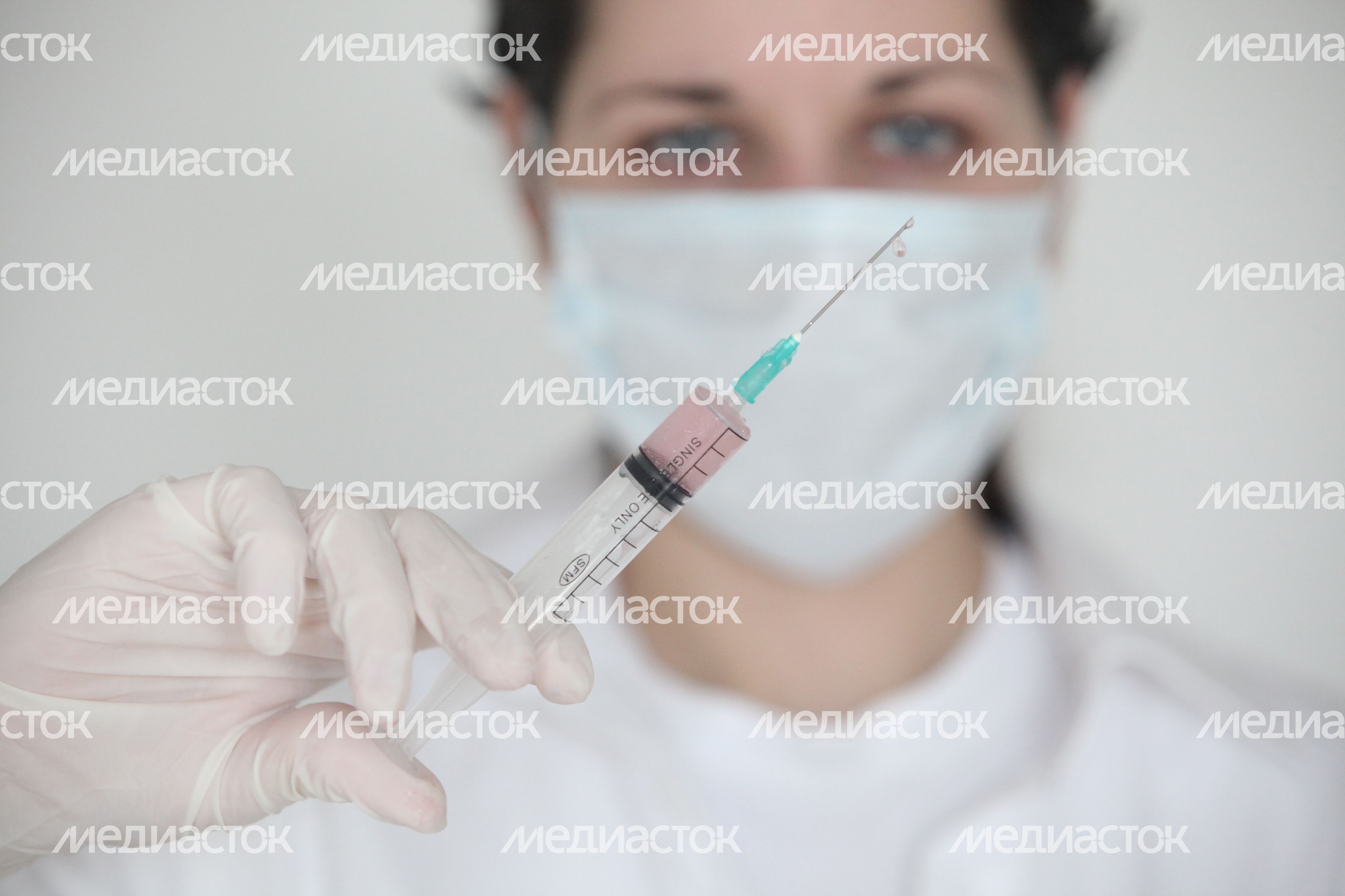 Врач делает укол