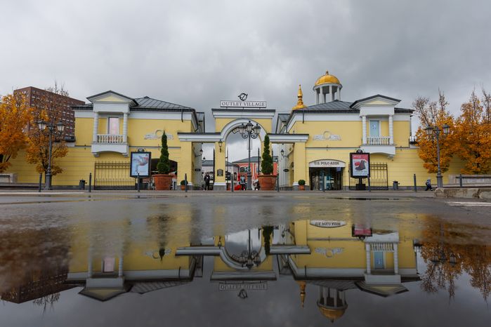 Торговый центр «Outlet Village Белая Дача» в Котельниках осенью