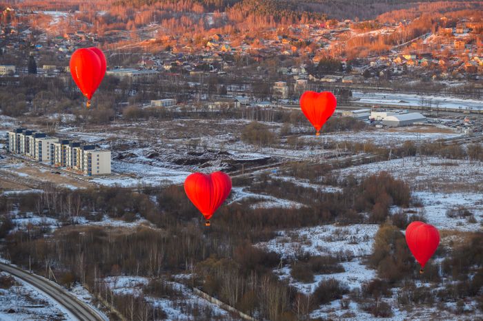 Воздушные шары в форме сердца в небе над Дмитровом