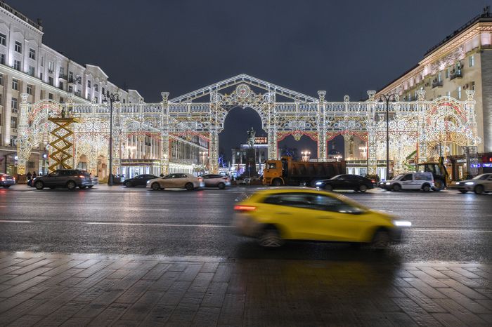 Включение подсветки новогодней арки в стиле театра «Эрмитаж» в Москве