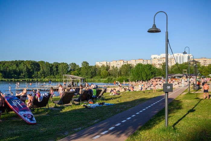 Городской пляж Солнечногорска на берегу озера Сенеж