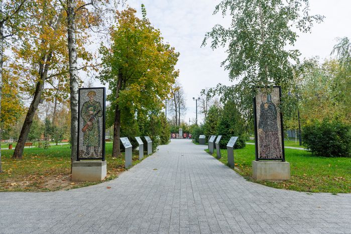 Дорога к братской могиле в парке «Киово» в Лобне осенью