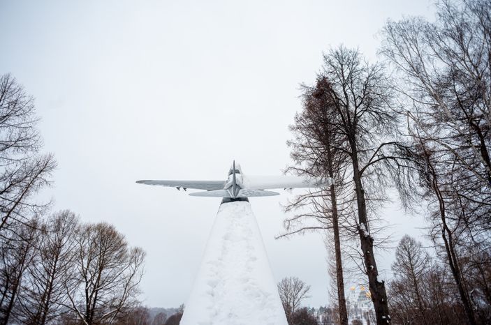 Зимние виды Памятника штурмовику Ил-2 в городе Истра