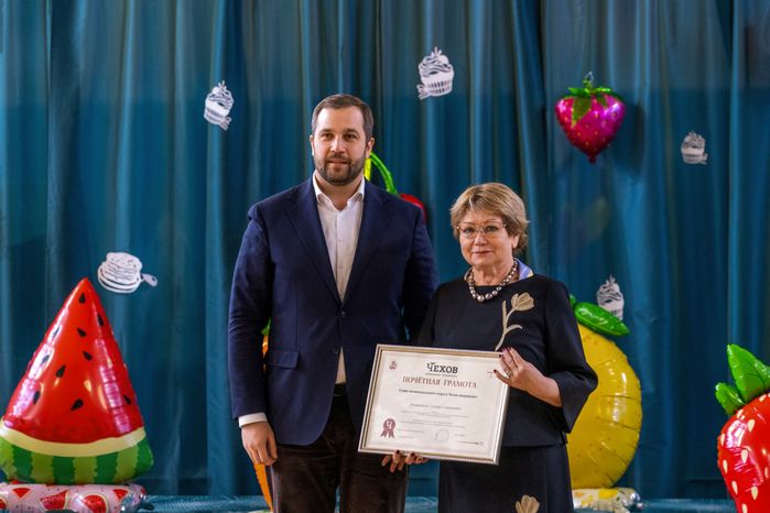 Глава муниципального округа Чехов Михаил Собакин вручил почетную грамоту Татьяне Подорожной