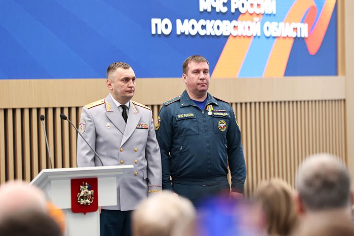 Сотрудников МЧС поздравили с Днем спасателя и 35-летием ведомства