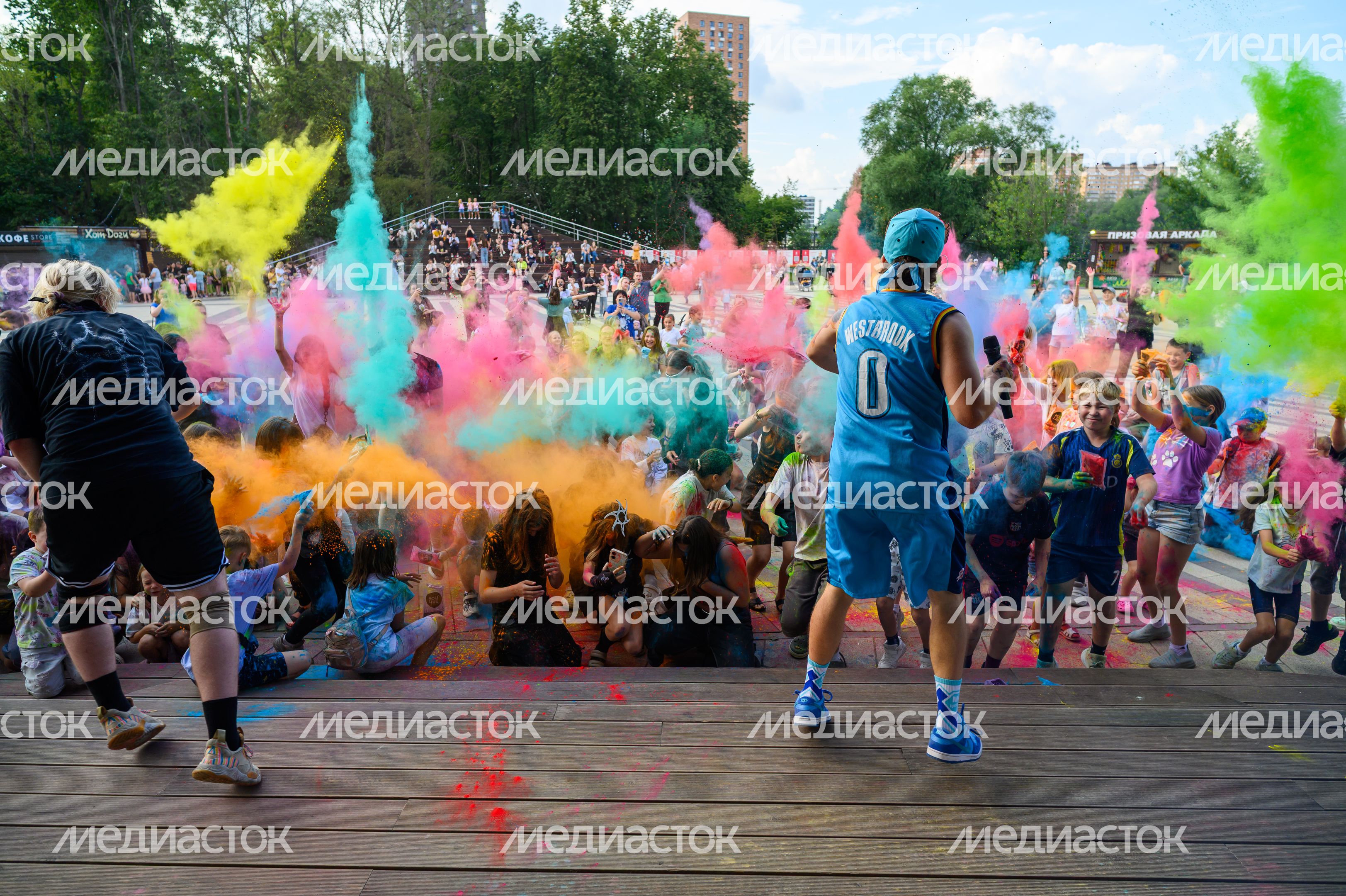 Фестиваль красок Holi Dance в Наташинском парке в Люберцах Фестиваль красок Holi Dance в Наташинском парке в Люберцах