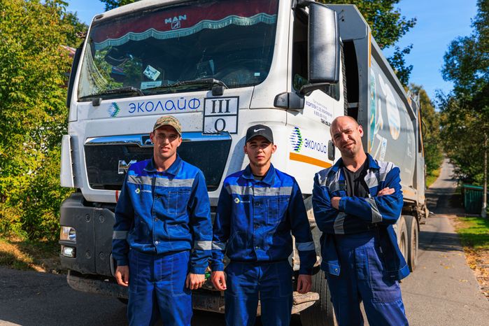 Работа мусоровоза при вывозе ТКО в Рузском округе
