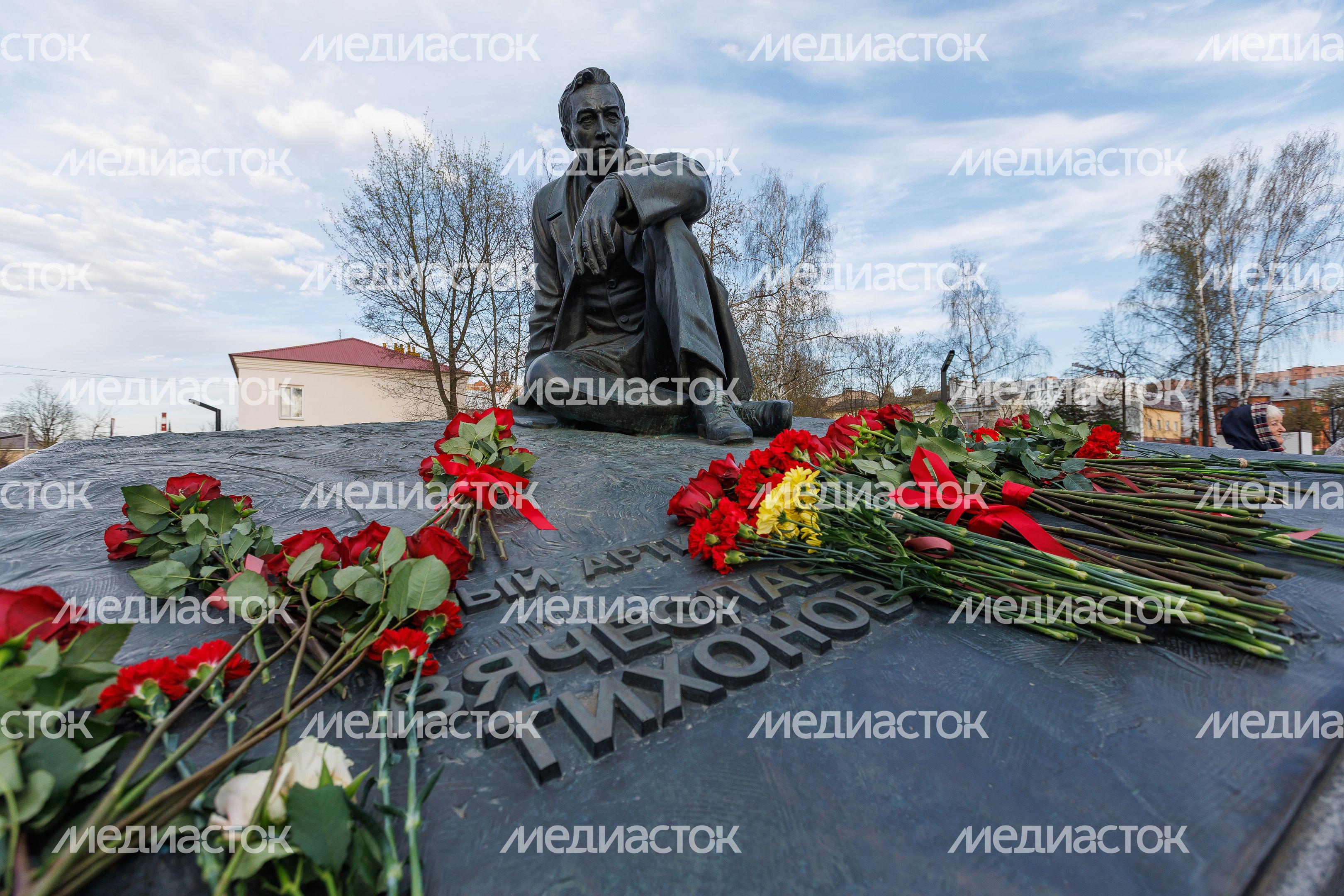 Памятник актеру Вячеславу Тихонову в Павловском Посаде Памятник актеру Вячеславу Тихонову в Павловском Посаде