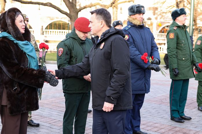 Андрей Воробьев возложил цветы к Вечному огню вместе с героями СВО и волонтерами