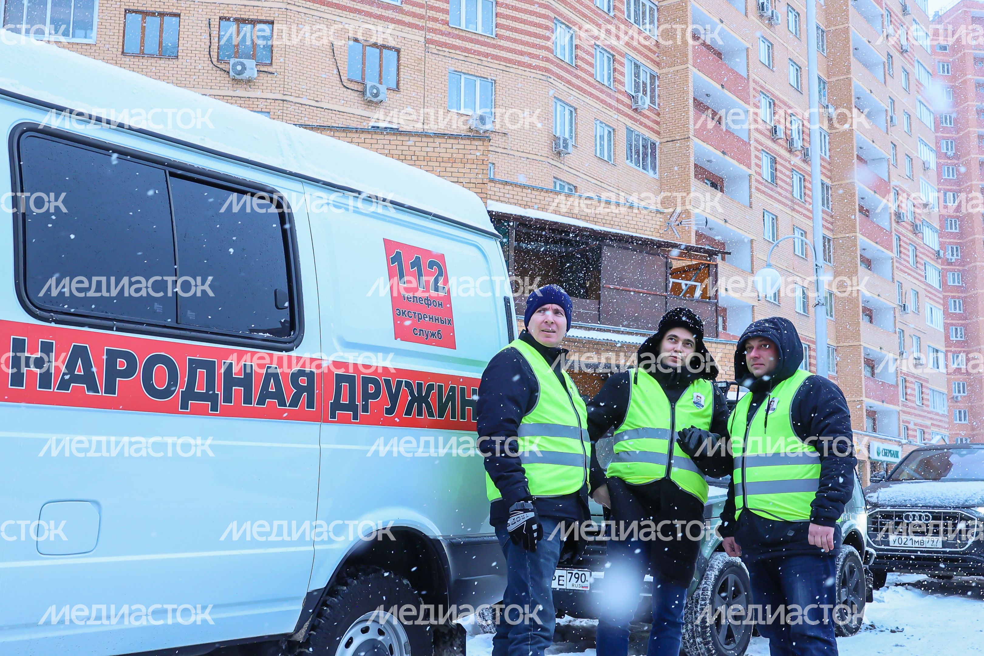 Народные дружинники присоединяются к полицейским для обхода территории Народные дружинники присоединяются к полицейским для обхода территории