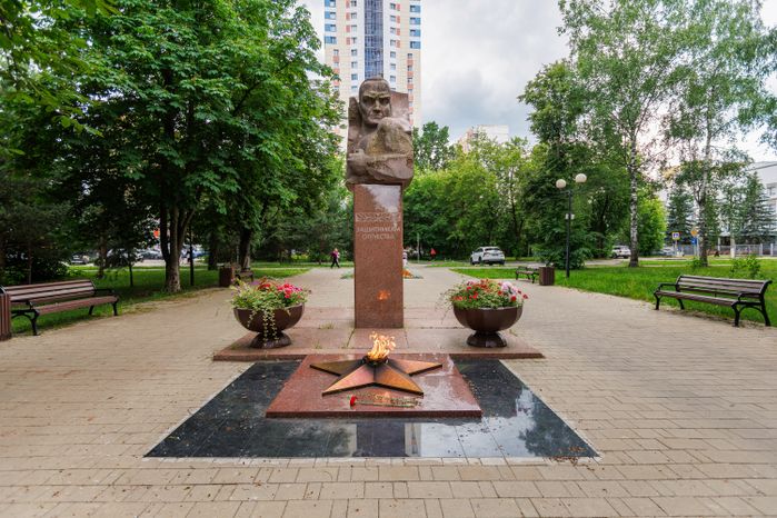 Мемориал «Вечный огонь» на Лесной улице в микрорайоне Юбилейный города Королева