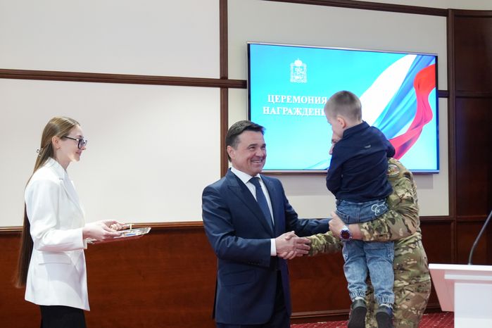 Андрей Воробьев вручил государственные награды добровольцам БАРСа