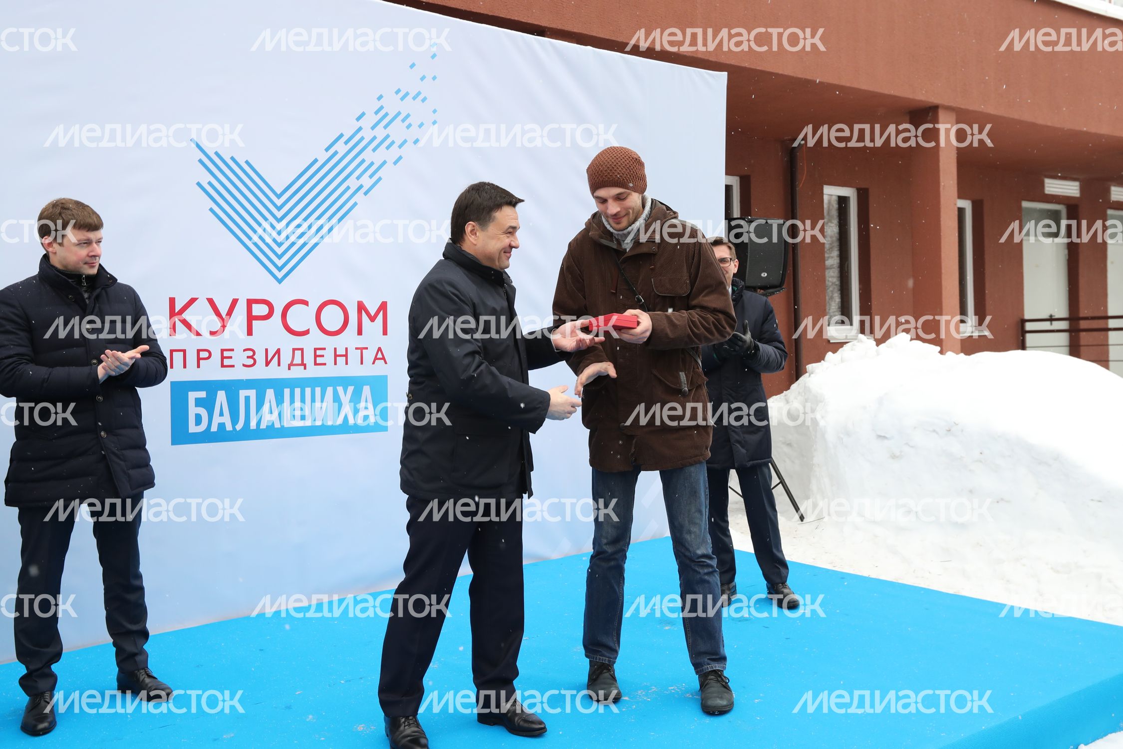 Губернатор вручил ключи от квартир дольщикам ЖК Квартал Лукино в Балашихе Губернатор вручил ключи от квартир дольщикам ЖК Квартал Лукино в Балашихе