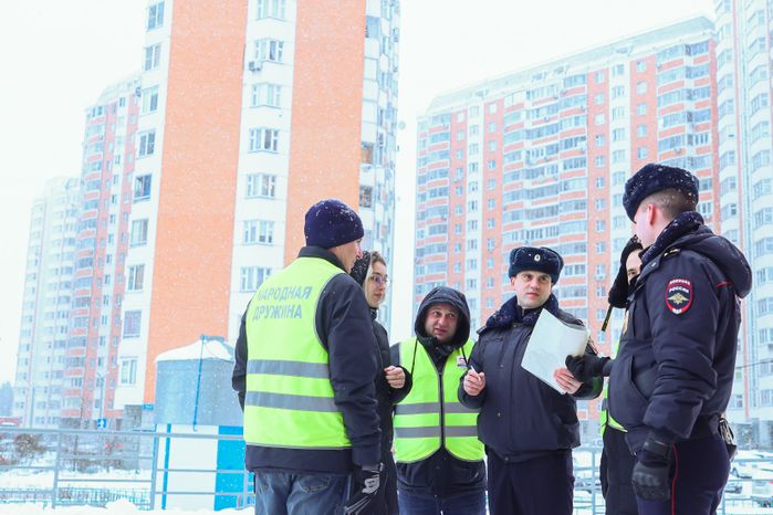 Народные дружинники и сотрудники полиции проводят обход территории