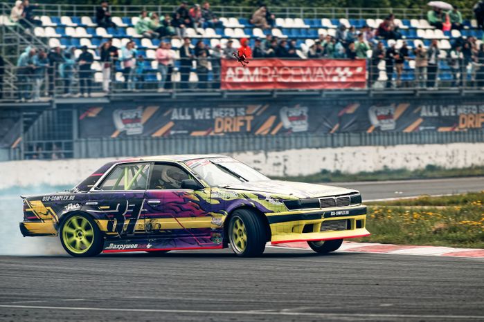 Гонка автомобилей на дрифт-фестивале скорости и драйва Drift Expo Track Mode 2025