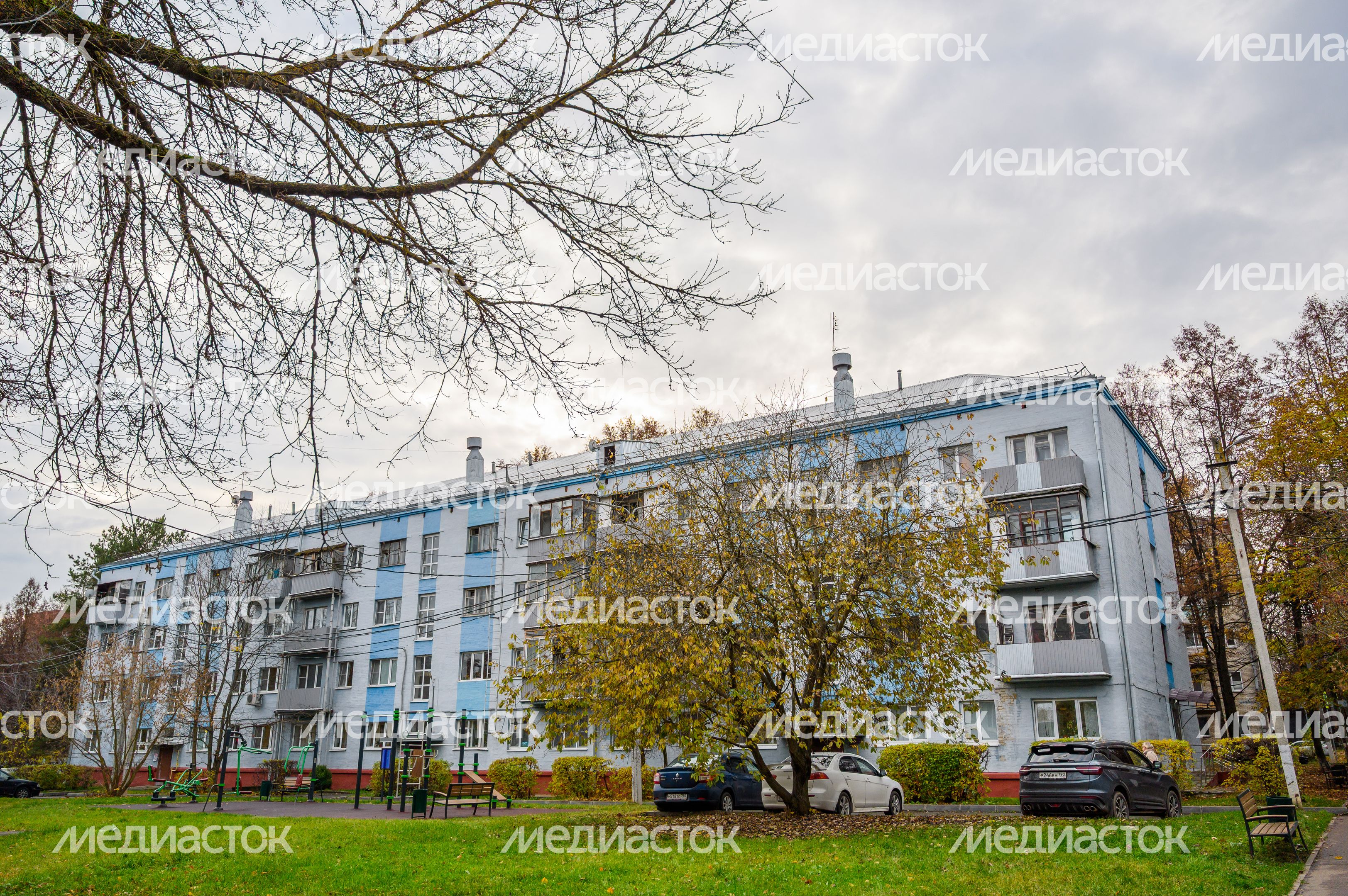 Многоквартирный дом в микрорайоне Авиационный Домодедово осенью Многоквартирный дом в микрорайоне Авиационный Домодедово осенью