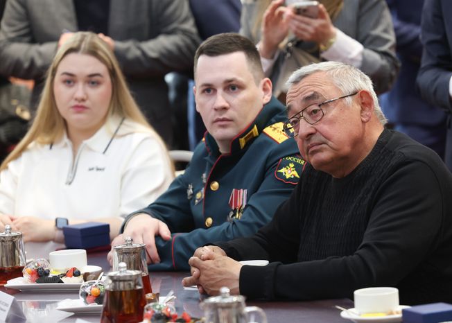 Участникам СВО вручили ключи от автомобилей с ручным управлением