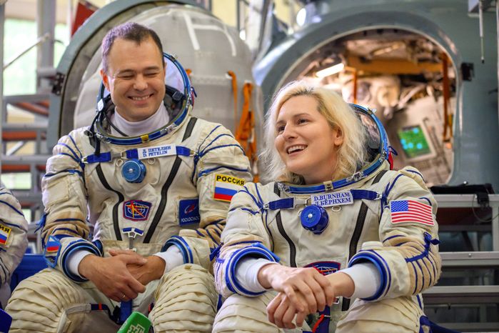Дублирующий экипаж космонавтов МКС-75 Д. Петелин и Д. Бернхем на комплексной тренировке в Звездном городке