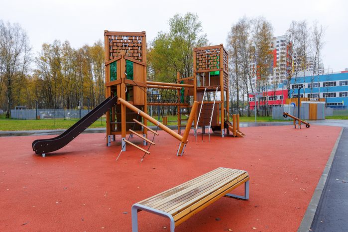 Детская площадка в городском парке культуры и отдыха г. Ивантеевка осенью