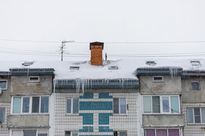 Очистка крыши многоквартирного дома на улице Чайковского в Лобне от сосулек
