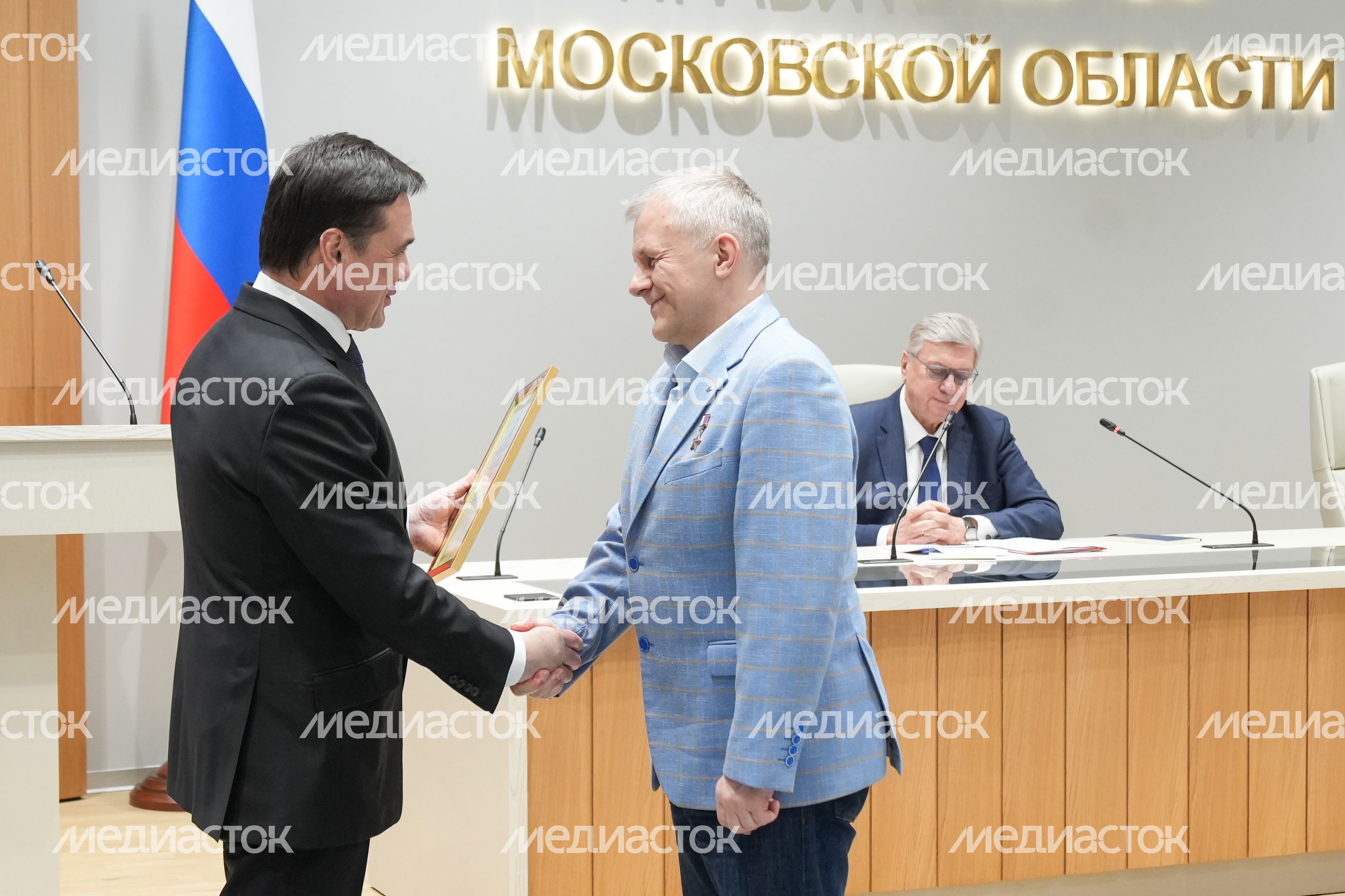 Андрей Воробьев поблагодарил общественников за работу и вручил им областные награды Андрей Воробьев поблагодарил общественников за работу и вручил им областные награды