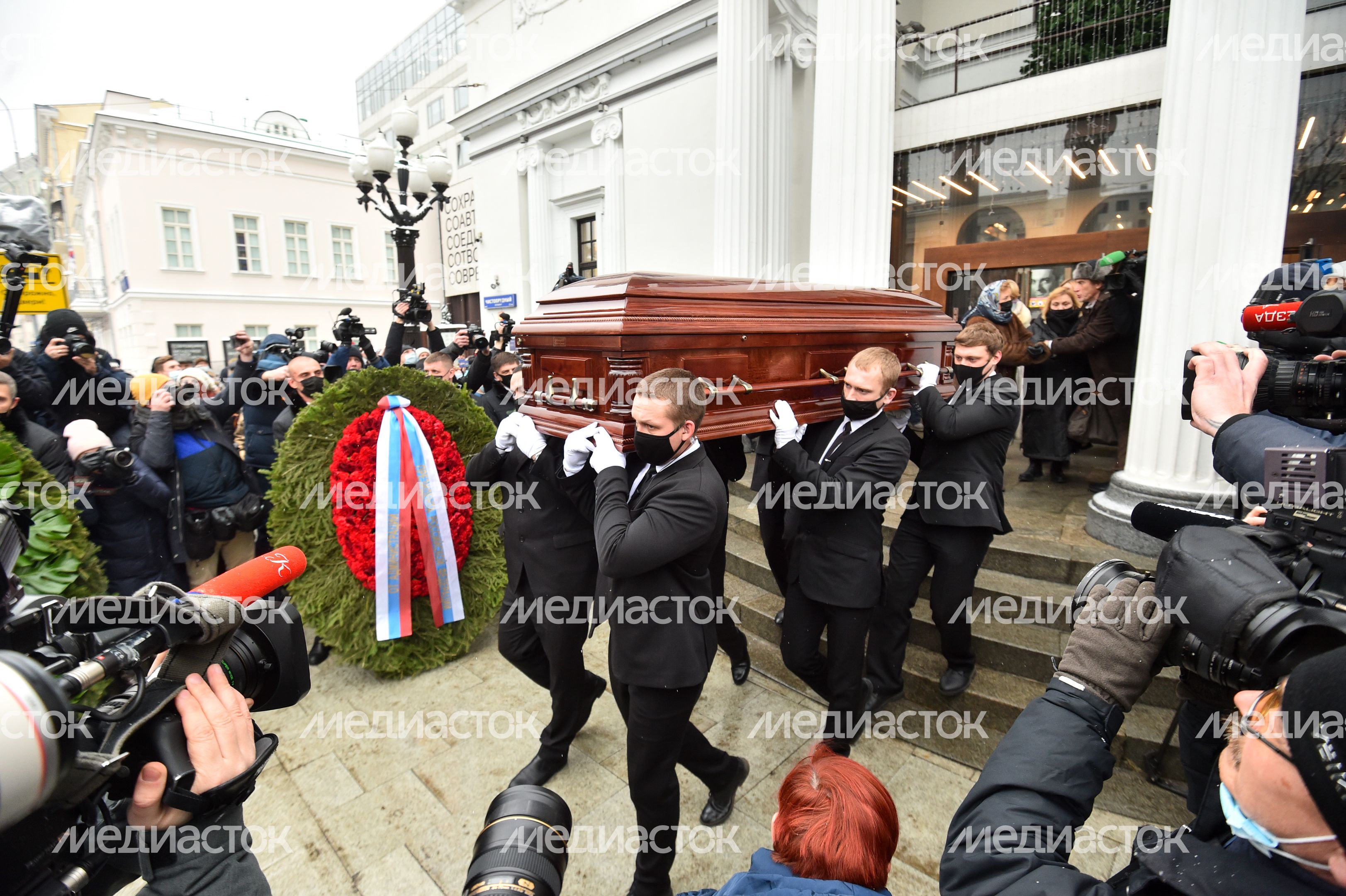Церемония прощания с актером Валентином Гафтом в театре «Современник» в Москве Церемония прощания с актером Валентином Гафтом в театре «Современник» в Москве